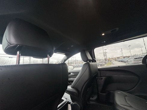 Used 2025 Chrysler Voyager LX image 30