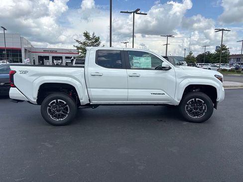 New 2025 Toyota Tacoma TRD Sport image 6