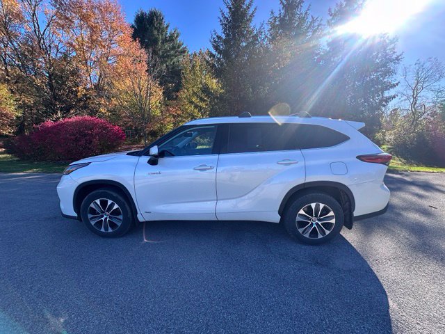 Used 2021 Toyota Highlander XLE AWD/4WD image 6