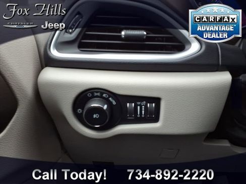 Used 2018 Chrysler Pacifica Touring-L Plus w/ Tire & Wheel Group image 17