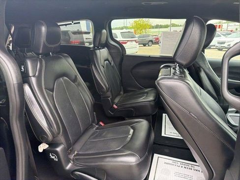 Used 2019 Chrysler Pacifica Touring-L Plus w/ Advanced Safetytec Group FWD image 15