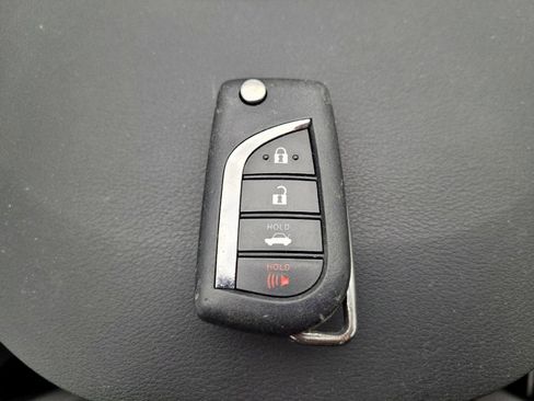 Used 2020 Toyota Corolla LE image 32