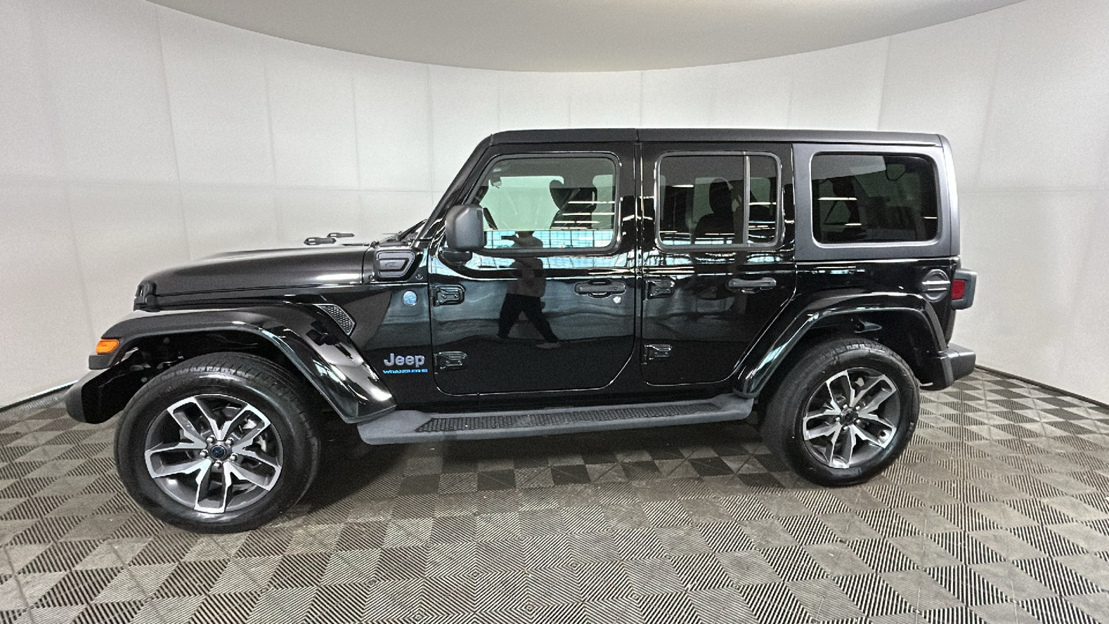 Used 2024 Jeep Wrangler Unlimited w/ Convenience Group AWD/4WD image 7
