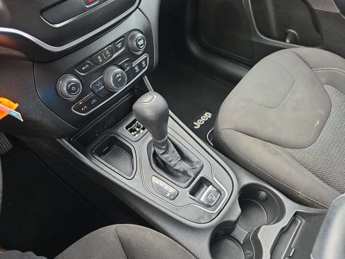 Used 2019 Jeep Cherokee Latitude w/ Popular Appearance Group FWD image 26