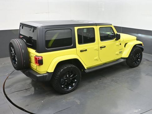 Used 2022 Jeep Wrangler Unlimited Sahara w/ Cold Weather Group AWD/4WD image 37