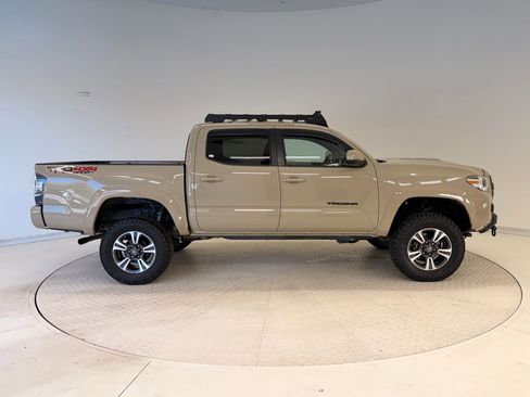 Used 2017 Toyota Tacoma TRD Sport w/ Tow Package (A/T) image 8