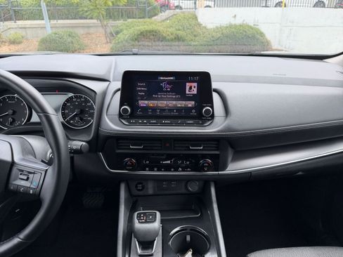 Used 2025 Nissan Rogue SV FWD image 17