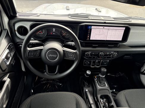 Certified 2025 Jeep Gladiator Sport image 20