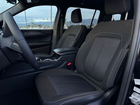 Used 2025 Jeep Grand Cherokee L Laredo image 5