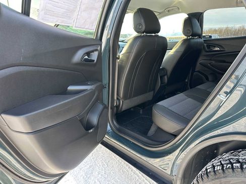 Used 2025 Chevrolet Trax LT w/ LT Convenience Package image 14