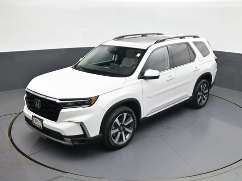 Used 2024 Honda Pilot Touring image 14