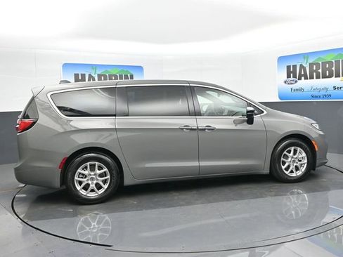 Used 2025 Chrysler Pacifica Select image 6
