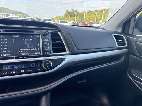 Used 2019 Toyota Highlander XLE image 13
