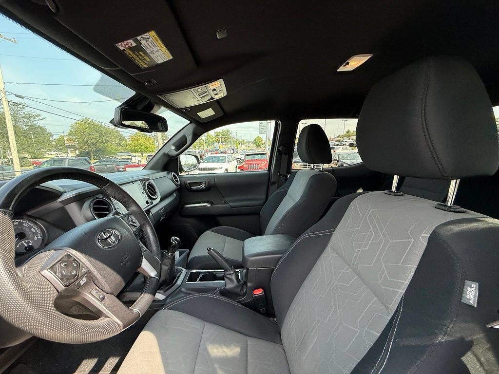 Used 2022 Toyota Tacoma TRD Off-Road w/ Technology Package AWD/4WD image 13