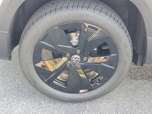 New 2026 Volkswagen Taos SE image 7