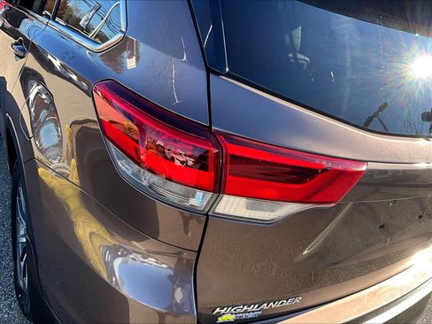 Used 2017 Toyota Highlander XLE image 34
