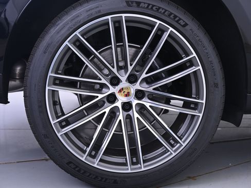 Used 2025 Porsche Macan image 13