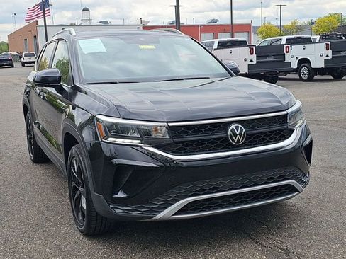 Used 2023 Volkswagen Taos SE w/ Panoramic Sunroof Package AWD/4WD image 11