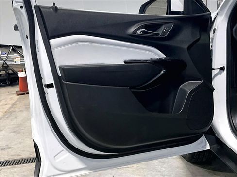 Used 2025 Chevrolet Trax LT w/ LT Convenience Package image 9