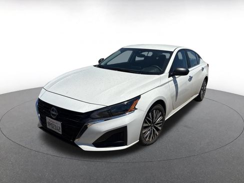 Used 2025 Nissan Altima 2.5 SV FWD image 2