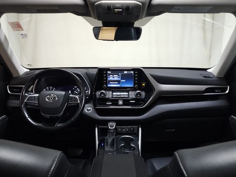 Used 2020 Toyota Highlander XLE AWD/4WD image 28