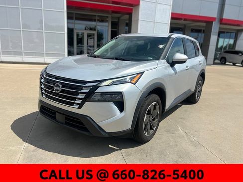 Used 2024 Nissan Rogue SV AWD/4WD image 2