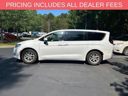 Used 2023 Chrysler Voyager LX FWD image 5