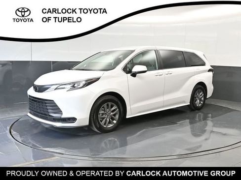Used 2026 Toyota Sienna LE FWD image 8