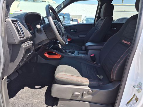 Used 2025 Nissan Frontier PRO-4X AWD/4WD image 17