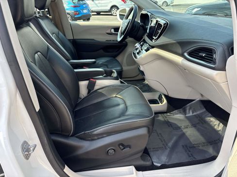 Used 2018 Chrysler Pacifica Limited image 19