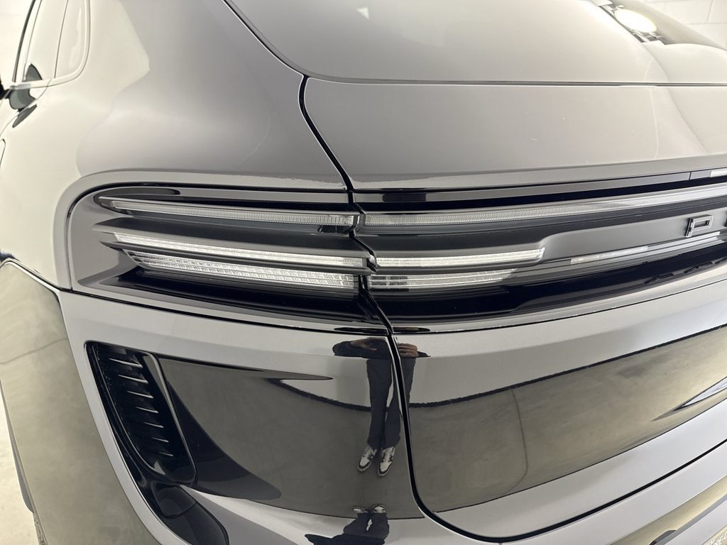 Certified 2025 Porsche Macan Turbo Electric AWD/4WD image 17