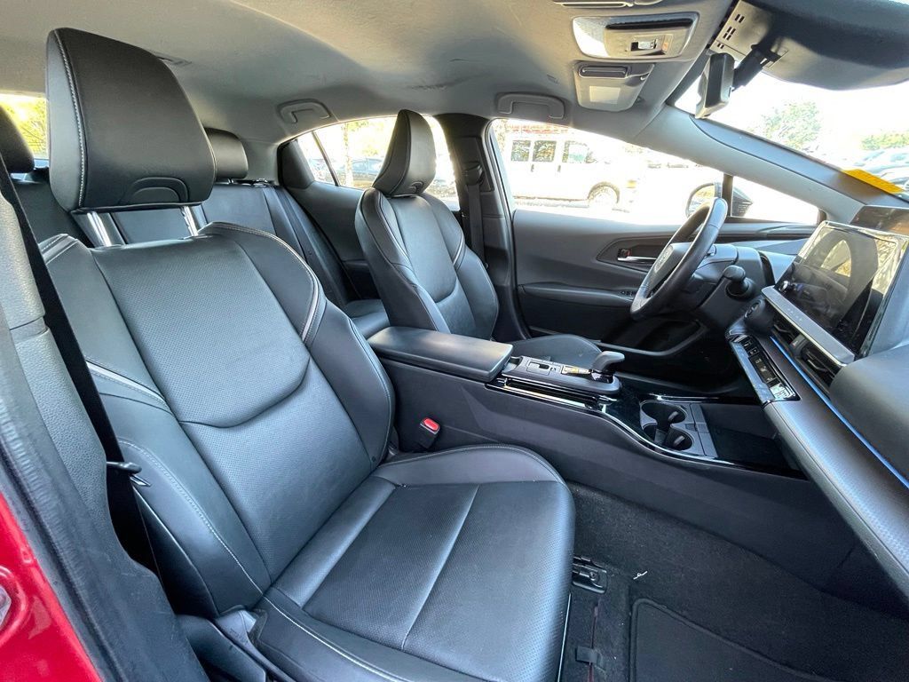 Used 2025 Toyota Prius XLE FWD image 31