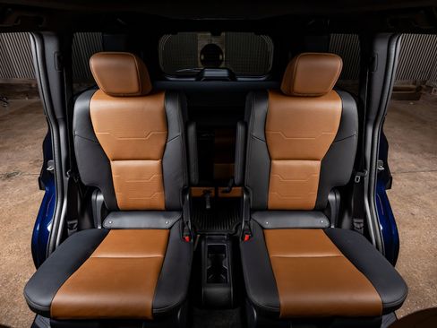 Used 2025 Lexus GX 550 w/ Accessory Package (2T) image 34