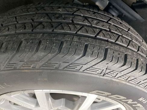 Used 2023 GMC Acadia SLT w/ LPO, Floor Liner Package FWD image 23