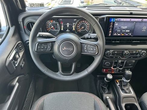 Used 2025 Jeep Wrangler Unlimited Rubicon AWD/4WD image 13