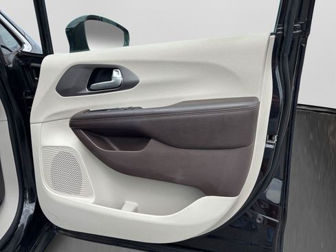 Used 2018 Chrysler Pacifica Touring-L Plus w/ Advanced Safetytec Group FWD image 59