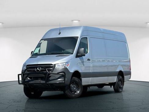 Used 2023 Mercedes-Benz Sprinter 2500 image 2
