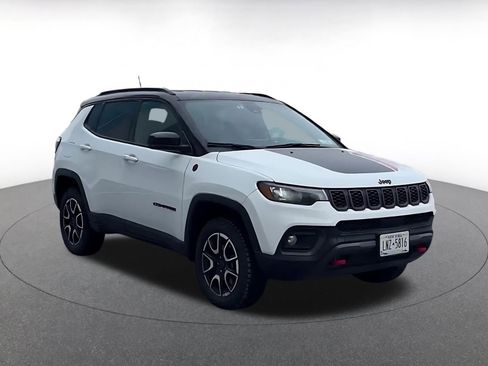 Used 2025 Jeep Compass Trailhawk image 2