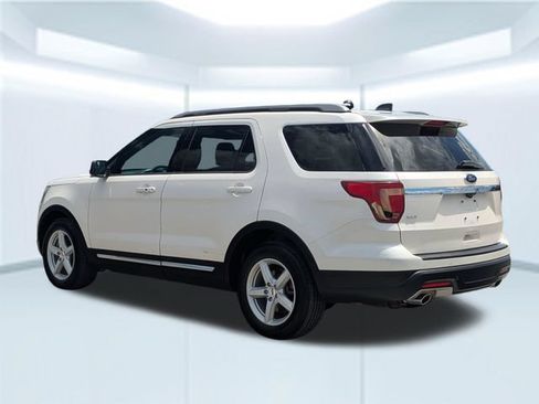Used 2018 Ford Explorer XLT FWD image 3