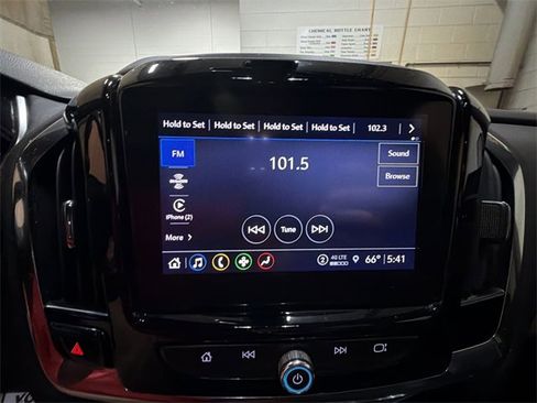 Used 2023 Chevrolet Traverse LT w/ Rear Camera Mirror Package image 16