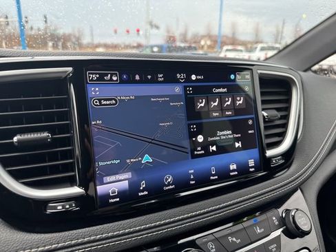 Used 2025 Chrysler Pacifica Limited image 36