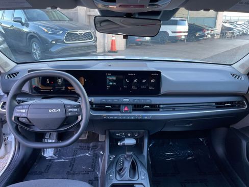 Used 2025 Kia K4 LXS image 32