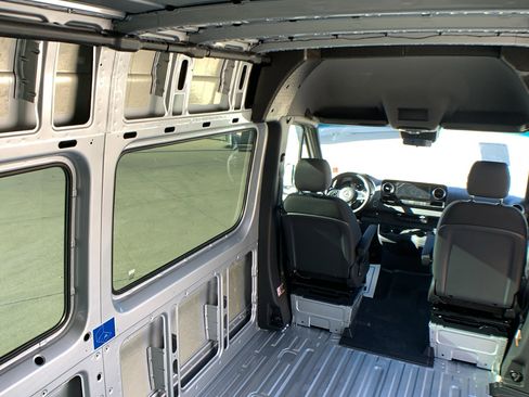 Used 2022 Mercedes-Benz Sprinter 2500 image 28