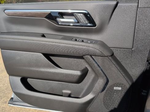 New 2026 Chevrolet Suburban Premier image 18