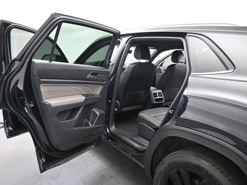Used 2023 Volkswagen Atlas Cross Sport SE w/ Black Wheel Package AWD/4WD image 17