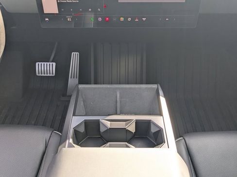 Used 2024 Tesla Cybertruck AWD Crew Cab image 23