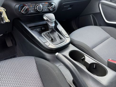 Used 2025 Kia Soul LX w/ LX Technology Package FWD image 39