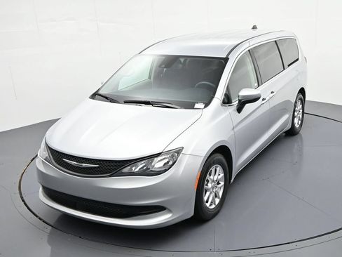 Used 2023 Chrysler Voyager LX FWD image 16