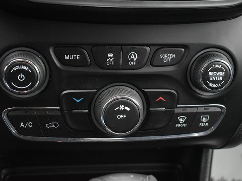 Used 2019 Jeep Cherokee Latitude w/ Cold Weather Group image 27