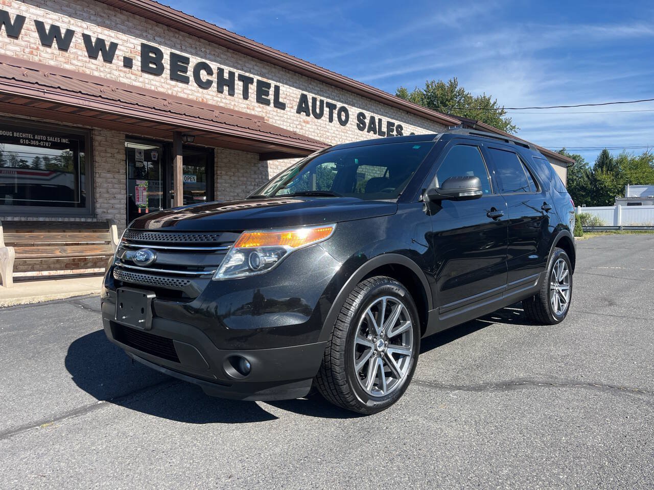 Used 2015 Ford Explorer XLT w/ Equipment Group 202B AWD/4WD image 2